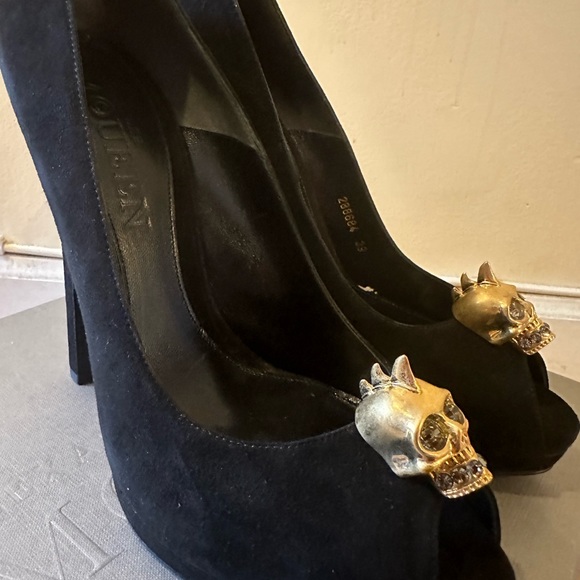 Alexander McQueen Black Suede Skull Heels - Picture 7 of 11